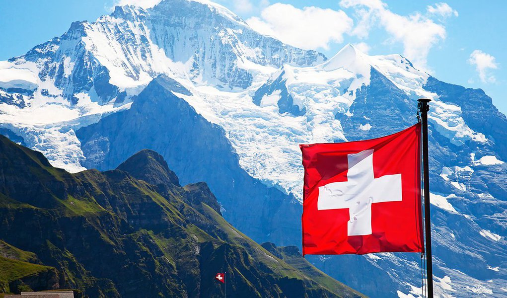 Em mais uma vitória do chamado "sentimento anti-globalização", os suíços rejeitaram por uma maioria de 60% a proposta de reforma fiscal para as empresas, o que coloca em um cenário de incerteza no país diversas companhias, incluindo brasileiros como a Vale (VALE3;VALE5), Suzano (SUZB5) e Vicunha Internacional, que são favorecidas com convênios e exonerações tributárias; resultado foi inesperado por muitos analistas e gerou interpretação entre eles como mais uma sinalização de que cresce nos países o sentimento anti-elite e da rejeição a benefícios considerados como fontes de desequilíbrio da globalização