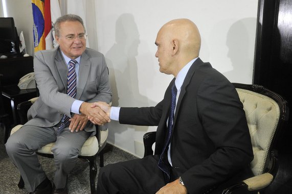 O ministro da Justiça licenciado, Alexandre de Moraes, indicado para vaga no Supremo, fez uma primeira visita ao presidente do Senado, Eunício Oliveira (PMDB-CE), ao senador Renan Calheiros (PMDB-AL) e prometeu se encontrar com todos os 81 senadores, em busca de aprovação na sabatina que deve ocorrer daqui duas semanas para avalizar seu nome para a vaga no tribunal