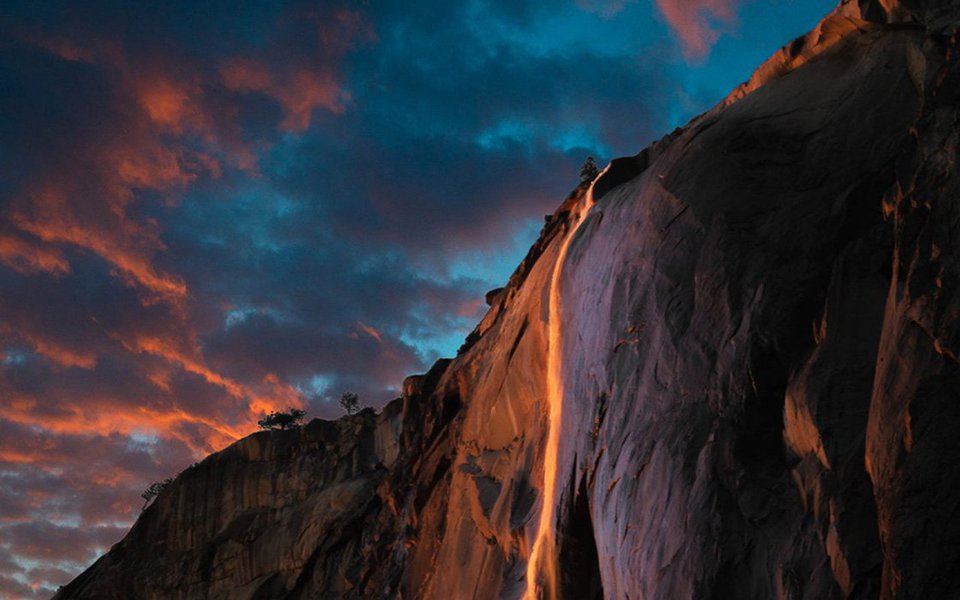 O fenômeno, que é raro e fascinante, só ocorre durante duas semanas no mês de fevereiro. Com duas condições: desde que o céu esteja aberto e sem nuvens, e que as belas cascatas do Parque Nacional de Yellowstone não estejam congeladas. Essa janela do tempo acaba de acontecer, e as fotos mostram o show de luzes que a natureza soube proporcionar.