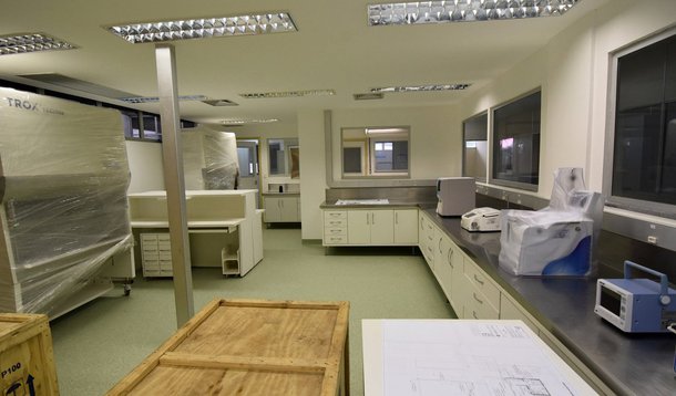 O Maranhão iniciou a implantação do Centro de Processamento de Tecidos e Células, que será o primeiro banco público do estado de coleta de sangue para transplantes como o de medula óssea; o governo estadual, por meio da Secretaria de Estado da Saúde (SES), vai disponibilizar o espaço físico e recursos humanos para o funcionamento do banco de coleta na Maternidade Benedito Leite e para o banco de armazenamento do material coletado, que funcionará no Centro de Hematologia e Hemoterapia do Maranhão (Hemomar); os equipamentos serão doados pelo Ministério da Saúde (MS)