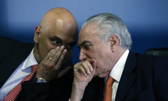 O ilegítimo Michel Temer (PMDB) obstrui a operação Lava Jato ao indicar Alexandre Moraes para o STF. A “Solução Michel” já fora cantada no vazamento das gravações de Romero Jucá (PMDB-RR) em maio de 2016. O tucano Alexandre Moraes terá o papel de “revisar” as delações da Lava Jato haja vista que ele herdará os processos do falecido ministro Teori Zavascki