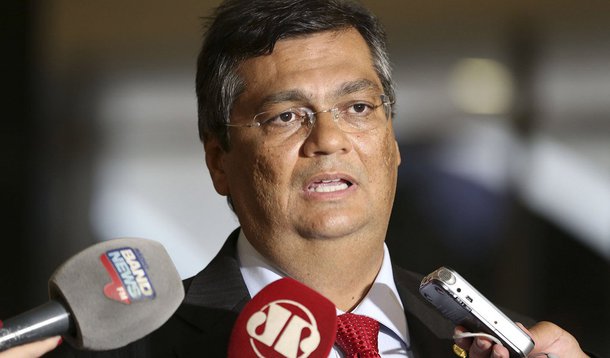 O governador Flávio Dino quer que os secretários que serão candidatos nas eleições de 2018 deixem o governo no final do ano, apesar do prazo de desincompatibilização encerrar somente em abril do ano que vem; surgem como principais nomes para a disputa na Câmara Federal os secretários Márcio Jerry (Comunicação e Assuntos Políticos), Simplício Araújo e Clayton Noleto (Infraestrutura); Jerry deve ser eleito até com certa tranquilidade; a candidatura de Noleto ainda pode subir o telhado; o secretário de Esportes, Márcio Jardim, que disputou em 2014, já anunciou que não será candidato em 2018