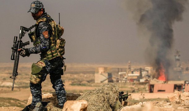Forças iraquianas apoiadas pelos Estados Unidos obtiveram neste domingo, 26, mais avanços no oeste de Mossul, para tentar tomar o controle de uma ponte que passa sobre o Rio Tigre e que liga a região controlada pelo governo, no leste da cidade, com o centro da ofensiva contra os militantes restantes no outro flanco; se derrotar o Estado Islâmico em Mossul, as forças do governo terão vencido o braço iraquiano do califado