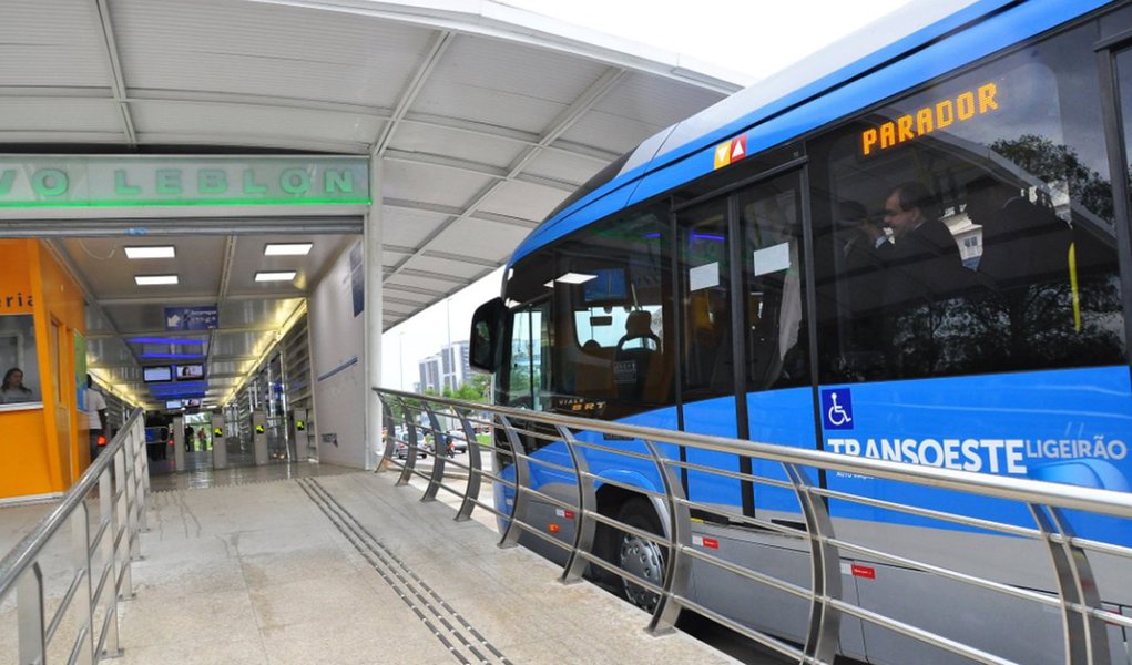 A Justiça determinou que o município do Rio de Janeiro apresente, em um prazo de 10 dias, um cronograma de urgência estabelecendo as linhas prioritárias que serão atendidas no processo de climatização dos ônibus municipais; deverá ser utilizado o saldo remanescente decorrente do aumento tarifário que não foi utilizado pelos consórcios totalmente no processo de climatização