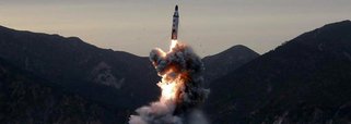 A Coreia do Norte anunciou ter testado com sucesso um novo míssil balístico lançado de uma base aérea situada no oeste do País; o dirigente norte-coreano Kim Jong-Un disse estar “satisfeito que a Coreia do Norte possua um outro meio de ataque nuclear que reforce a potência do país”, segundo declaração à agência oficial de imprensa, KCNA; o teste é considerado pelo presidente americano Donald Trump como uma “provocação” do regime norte-coreano; o assunto será discutido nesta segunda-feira (13), à noite, pelo Conselho de Segurança da ONU
 