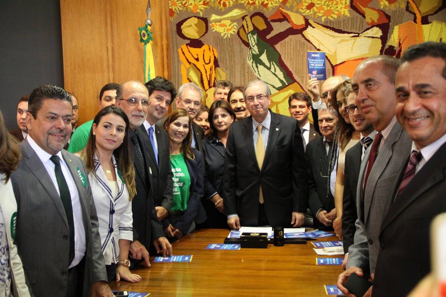 A sociedade desprezou a ausência de crime no processo de impeachment, mesmo com a confissão em voto de alguns senadores que não se tratava de punir a presidenta por crime de irresponsabilidade. A sociedade calou para a nomeação de mais de 20 investigados no governo Temer, vários na Lava Jato