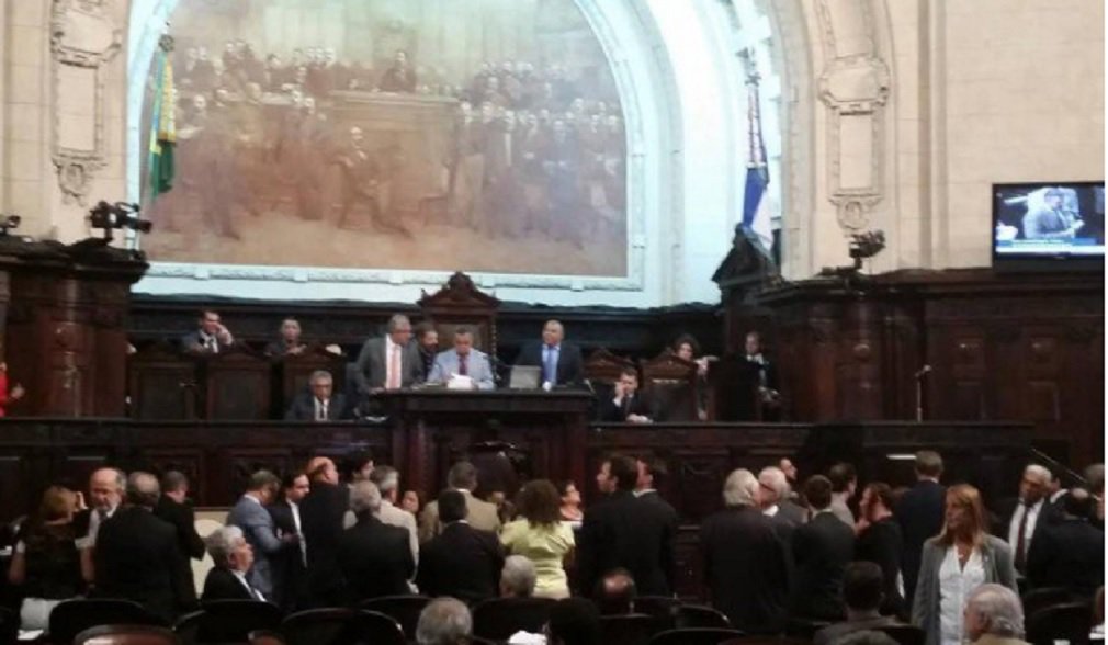 Apesar dos protestos de servidores, a Assembleia Legislativa do Rio de Janeiro (Alerj) aprovou, no final da manhã desta segunda-feira, o texto-base enviado pelo governo do estado do Rio de Janeiro, propondo a privatização da Companha Estadual de Água e Esgoto (Cedae); a proposta recebeu 41 votos favoráveis e 28 contrários; os deputados da base do governo, que são maioria, derrubaram hoje as 211 emendas apresentadas ao longo de duas semanas de debate, por meio do Colégio de Líderes; expectativa é que ao longo da tarde sejam lidas até 20 emendas, apresentadas pelos partidos como destaques