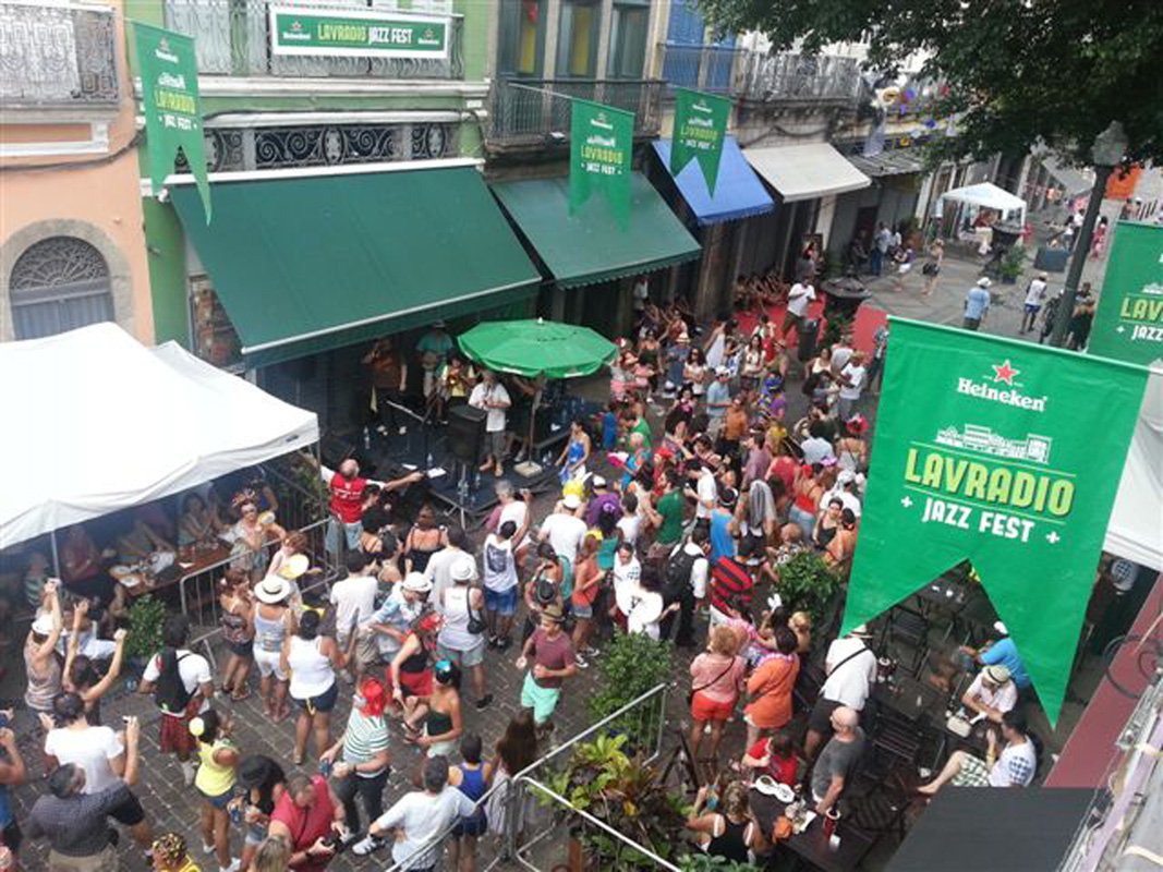 Já em sua quinta edição, o Lavradio Jazz Fest, festival de jazz realizado durante o carnaval do Rio, mais uma vez oferece uma boa opção para quem quer curtir a festa embalado por um ritmo diferente do tradicional; “A gente tomou como inspiração o carnaval de New Orleans, para trazer outros estilos e bandas para a rua. A cada edição nós vemos que muitas pessoas procuram, gostam e vêm mais de um dia”, afirma Artur Branco, coordenador de palco do festival