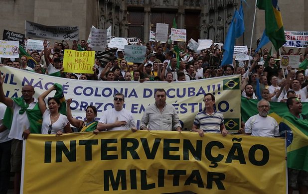 No Novo Normal ganham foro de trivialidade atitudes como as de sair à rua para pedir a volta da ditadura militar, de pedir bala na cara para quem pensa diferente, de intimidar pessoas que vestem vermelho!