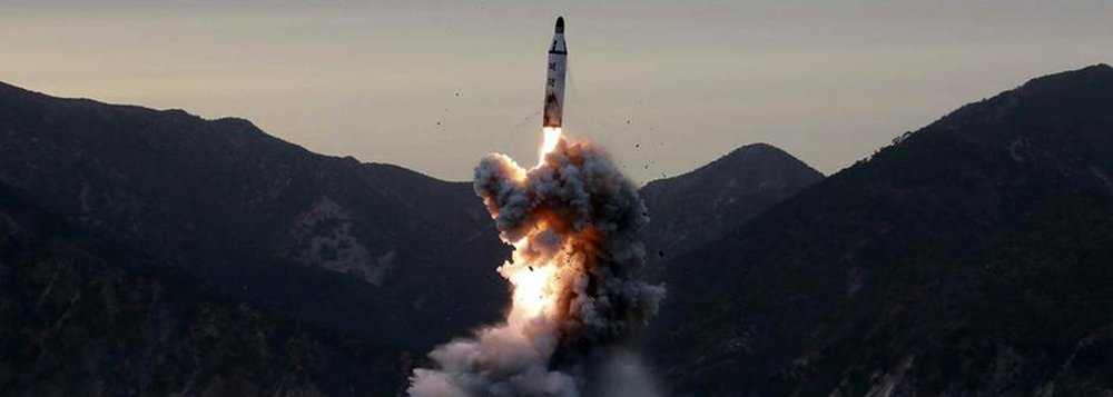 A Coreia do Norte anunciou ter testado com sucesso um novo míssil balístico lançado de uma base aérea situada no oeste do País; o dirigente norte-coreano Kim Jong-Un disse estar “satisfeito que a Coreia do Norte possua um outro meio de ataque nuclear que reforce a potência do país”, segundo declaração à agência oficial de imprensa, KCNA; o teste é considerado pelo presidente americano Donald Trump como uma “provocação” do regime norte-coreano; o assunto será discutido nesta segunda-feira (13), à noite, pelo Conselho de Segurança da ONU
 