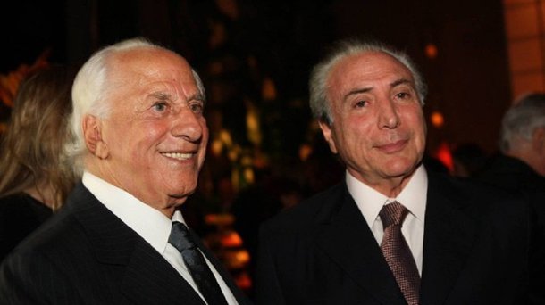 "Yunes e Temer se conheceram no final dos anos 50, no curso de Direito do Largo São Francisco, na USP. São amigos de quase 60 anos. Desde muito jovens. Mais do que isso, foram sócios e tem uma relação de cumplicidade que vai muito além da política. Yunes sempre se encarregou, segundo uma fonte que conviveu com ambos, das tarefas mais comezinhas para o amigo. Aquelas que só um grande amigo pode cumprir e que exigem total discrição", escreve o editor da Revista Fórum, Renato Rovai
