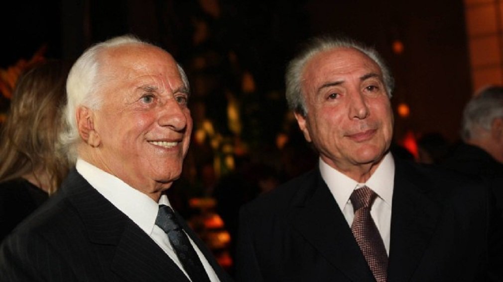 "Yunes e Temer se conheceram no final dos anos 50, no curso de Direito do Largo São Francisco, na USP. São amigos de quase 60 anos. Desde muito jovens. Mais do que isso, foram sócios e tem uma relação de cumplicidade que vai muito além da política. Yunes sempre se encarregou, segundo uma fonte que conviveu com ambos, das tarefas mais comezinhas para o amigo. Aquelas que só um grande amigo pode cumprir e que exigem total discrição", escreve o editor da Revista Fórum, Renato Rovai