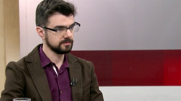 Em entrevista ao programa Entre Aspas, da Globonews, o economista Guilherme Santos Melo, professor da Unicamp, fez duras críticas ao governo de Michel Temer; o economista chamou o governo de "ilegítimo" e o acusou de querer implantar uma agenda de desenvolvimento para o país que já foi apresentada nas urnas e rejeitada pela população; "Eu fico muito preocupado quando nós economistas ou um grupo da elite política, sob investigação, diga-se de passagem, quer colocar para a população uma agenda de desenvolvimento, de como deve ser o país, à revelia de como a população vem se comportando há algum tempo que não quer isso. Então, esse governo nasce impopular e ilegítimo"