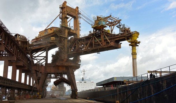 Apsar da maior crise econômica da história do País, a movimentação de cargas do complexo portuário maranhense fechou 2016 com crescimento de 12% em relação a 2015, ao atingir 166,2 milhões de toneladas exportadas; o resultado positivo marcou superávit de US$ 108,2 milhões na balança comercial maranhense, evento que não ocorria desde 2008, como foi atestado pelo Instituto Maranhense de Estudos Socioeconômicos e Cartográficos (Imesc)