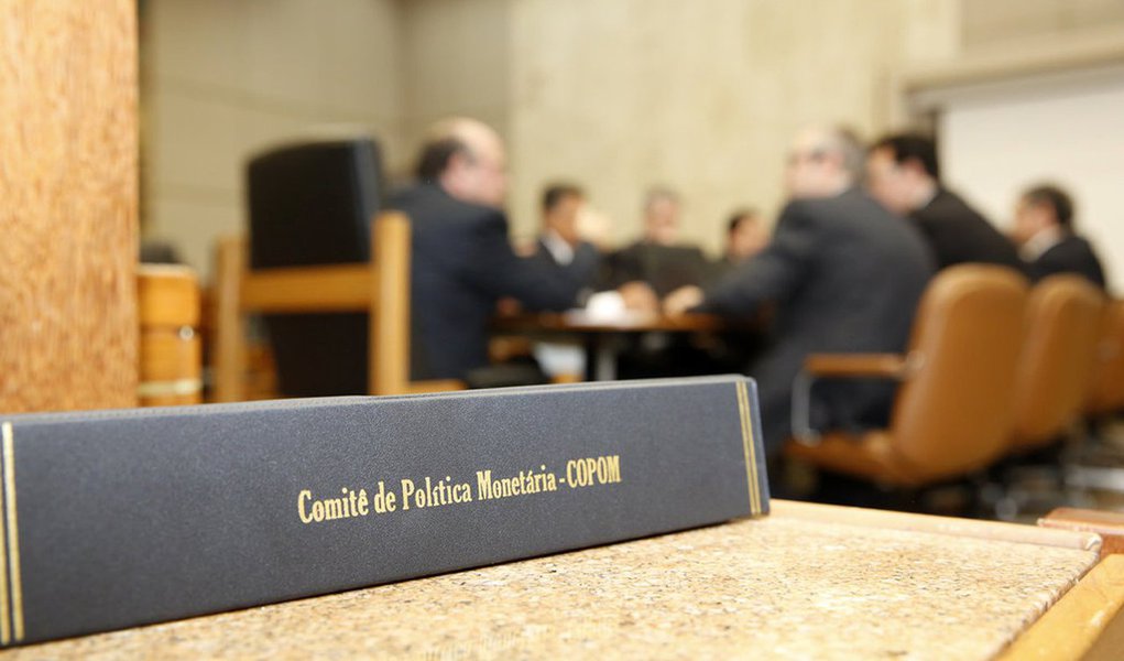 Comitê de Política Monetária (Copom) do Banco Central (BC) inicia hoje (21) a segunda reunião do ano para definir a taxa básica de juros, a Selic, atualmente em 13% ao ano; instituições financeiras, consultadas pelo BC, esperam por mais um corte de 0,75 ponto percentual, como ocorreu em janeiro deste ano