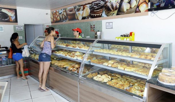 A partir de agora, as micro e pequenas empresas serão beneficiárias do programa ‘Mais Empregos’ e poderão receber incentivo de R$ 500 na contratação de cada novo funcionário; o governador Flávio Dino assinou MP ampliando o apoio financeiro para as microempresas e empresas de pequeno porte optantes do Simples Nacional, visando contribuir para a elevação do nível de empregabilidade no estado