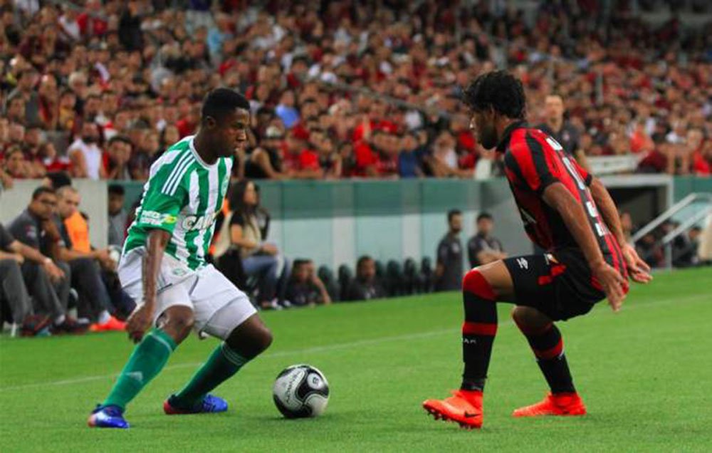 Primeiro clássico com transmissão exclusiva para a internet, Atlético Paranaense e Coritiba registraram um momento histórico na última quarta-feira, ao alcançarem um número total de visualizações próximo de 3,7 milhões; o resultado ameaça o império da Globo, que perdeu na Justiça o direito de impedir a transmissão da partida pelas redes sociais e ainda foi alvo de protesto dos jogadores