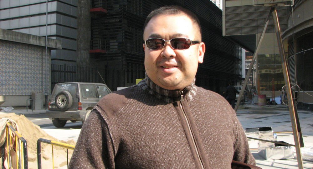 O meio irmão do líder da Coreia do Norte, Kim Jong Un, foi morto na Malásia; Kim Jong Nam, meio irmão mais velho do líder norte-coreano, era conhecido por passar a maior parte fora do país e já falou publicamente contra o controle dinástico que sua família exerce na Coreia do Norte; emissora de TV sul-coreana Chosun disse, citando múltiplas fontes do governo da Coreia do Sul, que Kim foi envenenado no aeroporto de Kuala Lumpur por duas mulheres que seriam operadoras da Coreia do Norte, que estariam fugitivas