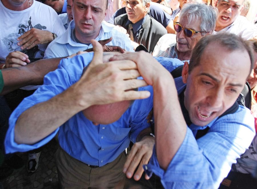 O candidato José Serra foi atingido na cabeça com uma bandeira durante briga generalizada entre militantes petistas e cabos eleitorais tucanos