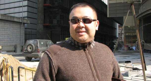 O meio irmão do líder da Coreia do Norte, Kim Jong Un, foi morto na Malásia; Kim Jong Nam, meio irmão mais velho do líder norte-coreano, era conhecido por passar a maior parte fora do país e já falou publicamente contra o controle dinástico que sua família exerce na Coreia do Norte; emissora de TV sul-coreana Chosun disse, citando múltiplas fontes do governo da Coreia do Sul, que Kim foi envenenado no aeroporto de Kuala Lumpur por duas mulheres que seriam operadoras da Coreia do Norte, que estariam fugitivas