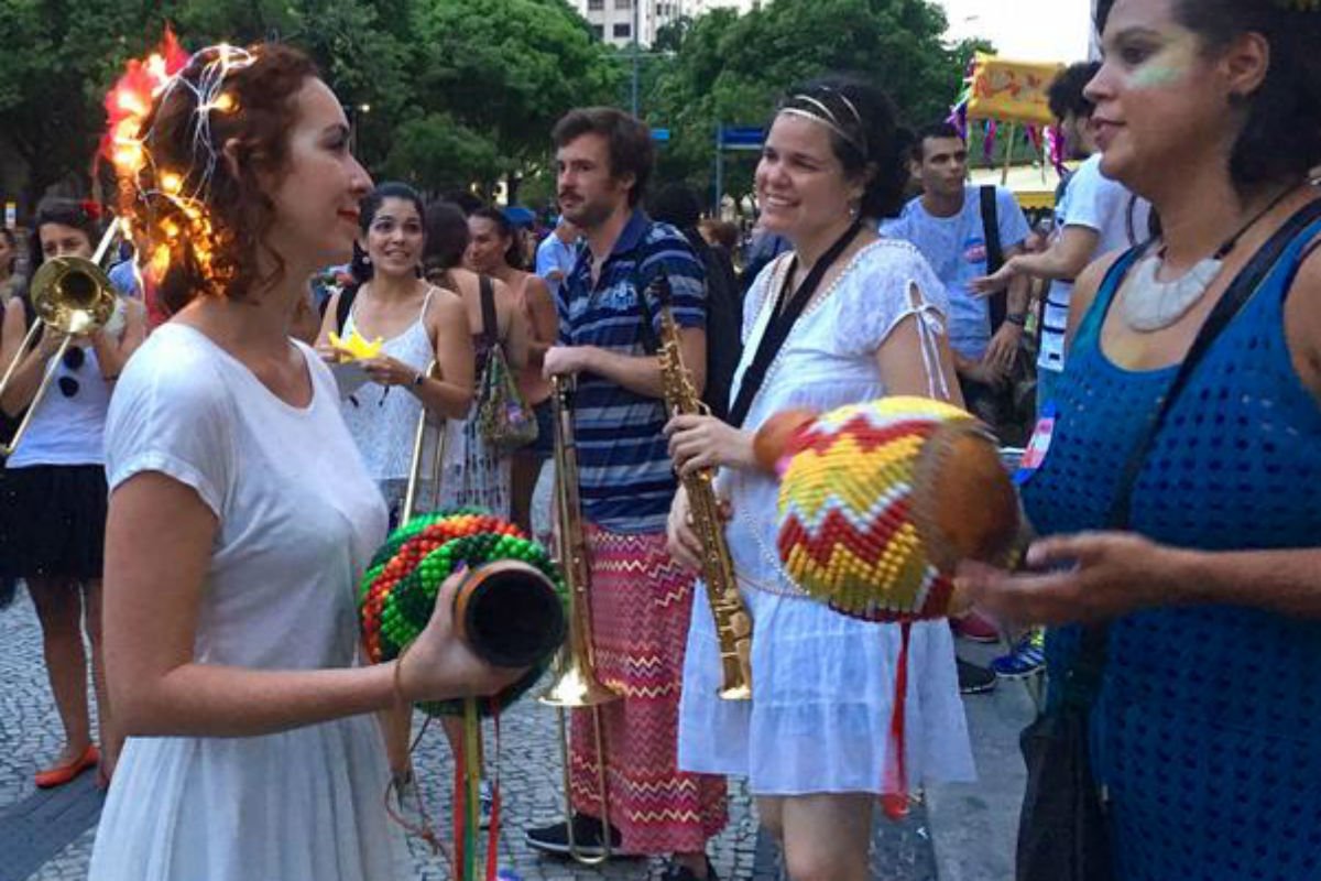 Mulheres que faziam a distribuição do material de campanha Carnaval sem Preconceito, da Caixa de Assistência dos Advogados do Rio de Janeiro (Caarj), relataram terem sofrido assédio e agressões em blocos do Rio de Janeiro; enquanto distribuíam as ventarolas da campanha e conversavam com os foliões, elas ouviram xingamentos, foram assediadas verbalmente e até fisicamente