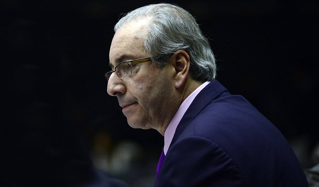 Jornalista Fernando Brito diz que nada poderia ser "mais vergonhoso" para as instituições brasileiras do que o artigo de Eduardo Cunha na Folha de S. Paulo; "Cunha reclama que está preso indevidamente, porque não existem as condições para que ele destrua provas e se valha de seu poder para representar ameaça à ordem pública, porque não tem mais pode algum. É tão verdadeiro quanto dizer que esteve solto por um ano inteiro em que pôde fazer isso: como presidente da Câmara, tinha poder para isto e para muito mais, como provou deflagrando e conduzindo o processo de impeachment que, depois, pela inércia da manada parlamentar em marcha, tornou-se irreversível"