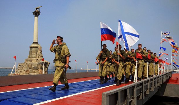 Rússia planeja assinar um contrato com o Irã para que este forneça turbinas para usinas termelétricas na Crimeia, comunicou o diretor executivo da corporação estatal russa Rostec, Sergei Chemezov, no decorrer de um briefing em Abu Dhabi; de acordo com ele, as negociações com a parte iraniana se encontram em fase avançada e a Rostec espera que as turbinas sejam instaladas até o fim do ano corrente; embora o Irã ainda não tenha reconhecido a reunificação da Crimeia com a Rússia, o país está disposto a juntar esforços com Moscou e garantir um abastecimento energético livre dessa península no mar Negro