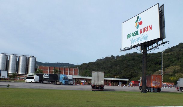 Cervejaria holandesa Heineken anunciou nesta segunda-feira (13) a compra da brasileira Brasil Kirin Holding S.A. por 664 milhões de euros, valor equivalente a R$ 2,2 bilhões; fusão cria a segunda maior cervejaria do Brasil, atrás somente da AmBev; já em janeiro, as empresas haviam confirmado que as negociações estavam "avançadas"