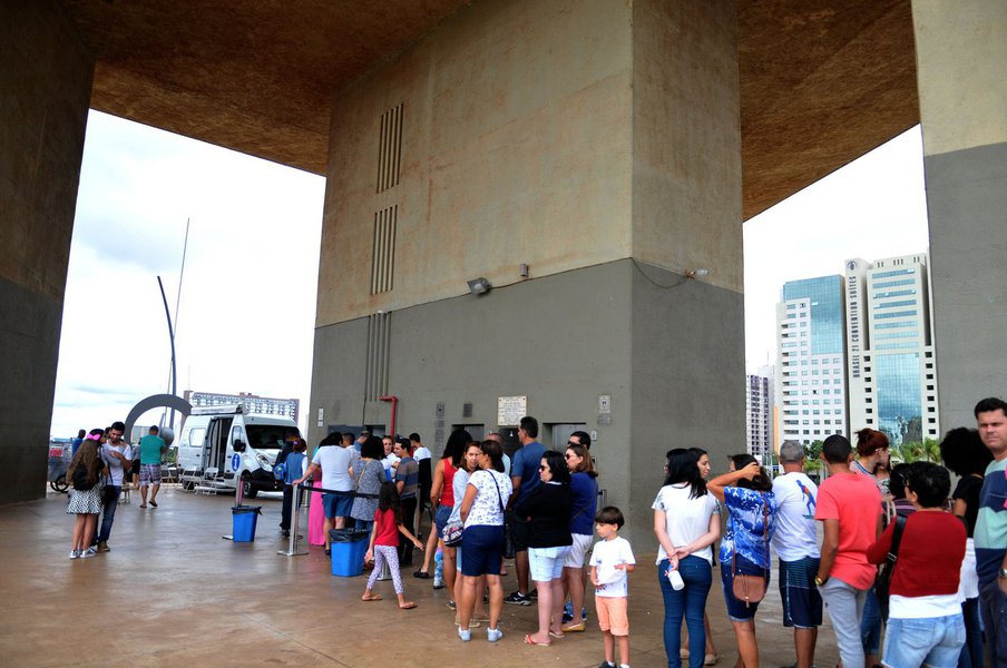 O Centro de Atendimento ao Turista móvel começou a operar na Torre de TV, onde fica durante todo o carnaval; os três servidores da Secretaria Adjunta de Turismo responsáveis pelo atendimento receberam turistas de 12 estados diferentes pela manhã e um da Alemanha; eles deram informações sobre a cidade e distribuíram mapas com pontos turísticos