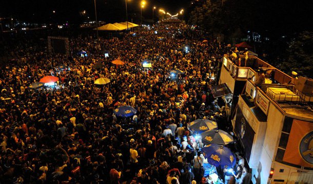 O último dia oficial de carnaval em Brasília nessa terça-feira (28) arrastou uma multidão de 208 mil foliões nos horários de pico dos principais blocos de rua; de acordo com a Secretaria da Segurança Pública, o número chegou a 253 mil, quando considerado o público flutuante, ou seja, pessoas que acompanharam o evento de longe ou passaram pouco tempo nos locais; o bloco de maior concentração foi o Raparigueiros, no Eixão Sul, com aproximadamente 170 mil pessoas