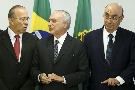 O ministro da Casa Civil, Eliseu Padilha, tem pressionado Michel Temer a obrigar Henrique Meirelles a mudar a política econômica; Padilha está insatisfeito com os resultados catastróficos na economia, que caiu quase 4% em 2016 e continua estagnada em 2017; Meirelles afirma que o crescimento virá com a queda nos juros e a reforma da Previdência, mas não há evidências concretas disso; ontem, por exemplo, a Ford decidiu paralisar por 21 dias sua produção de veículos, somando-se à GM e a à Volks, que também reduziram o ritmo de produção; Meirelles começa a balançar
