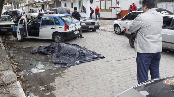 Balanço divulgado pelo Instituto de Segurança Pública (ISP) apontou um aumento de 17,2% no número de homicídios em janeiro no estado do Rio, com 476 assassinatos, na comparação com igual período do ano passado (406); de acordo com as estatísticas, roubo a veículos teve alta de 25,3%