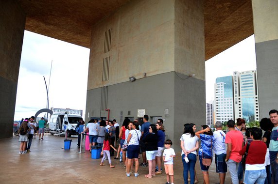 O Centro de Atendimento ao Turista móvel começou a operar na Torre de TV, onde fica durante todo o carnaval; os três servidores da Secretaria Adjunta de Turismo responsáveis pelo atendimento receberam turistas de 12 estados diferentes pela manhã e um da Alemanha; eles deram informações sobre a cidade e distribuíram mapas com pontos turísticos
