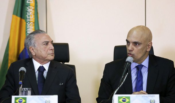 Ex-ministro da Justiça Eugênio Aragão diz que Michel Temer sabe perfeitamente quem escolheu para o Supremo Tribunal Federal ao indicar o nome de Alexandre de Moraes; "Escolheu quem no exercício do cargo de Secretário de Segurança do Estado de São Paulo foi de notória truculência com manifestantes e dirigiu uma polícia campeã em execuções sumárias. Escolheu quem na vida acadêmica só fez nome entre concurseiros, não entre doutrinadores", afirma; "Escolheu quem enche linguiça em seu currículo Lattes, fazendo constar até mesmo que iniciou programa de pós-doutorado antes de ser mestre e no início do doutorado. Escolheu quem foi flagrado publicamente na prática de plágio em obra publicada como sua"