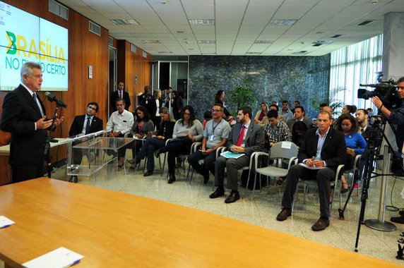 Mudanças que permitem a adoção do Bilhete Único em Brasília foram anunciadas pelo governo local; Com a regulamentação do Sistema de Bilhetagem Automática, assinada pelo governador Rodrigo Rollemberg e publicada em edição extra do Diário Oficial do DF, as concessionárias do transporte coletivo vão selecionar representantes para comercializar cartões e créditos; o prazo para início das modificações é de 90 dias, com conclusão em até seis meses; não haverá aumento de custos para o Executivo