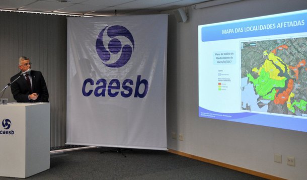 A Caesb estima uma economia de 12% no consumo de água, ou 200 litros por segundo, com o racionamento nas áreas centrais do Distrito Federal; segundo o presidente da companhia, Maurício Luduvice, o volume é suficiente para abastecer por um dia uma região como Taguatinga, com 222,6 mil moradores; os reservatórios deveriam estar acima dos 60%, mas segundo medição das 8h30 dessa quarta-feira (22), o de Santa Maria estava com 45%, e o do Descoberto, com 37,6%