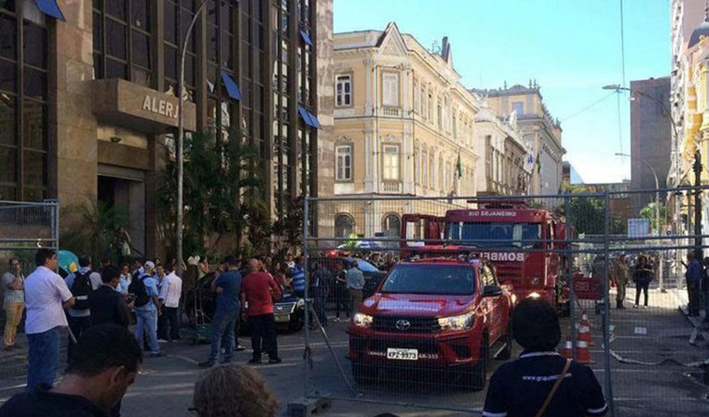 Um princípio de incêndio atingiu a Assembleia Legislativa do Rio de Janeiro (Alerj); o fogo afetou a sala de imprensa e o plenário da Casa, que ficaram tomados de fumaça; de acordo com a assessoria de imprensa da Alerj, o Palácio Tiradentes, onde funciona a Alerjj, foi evacuado e bombeiros estão analisando as causas do incêndio