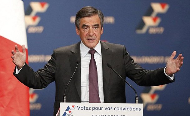 O candidato conservador à presidência francesa, François Fillon, prometeu nesta quarta-feira continuar na disputa apesar de possível investigação formal contra ele por suposto uso irregular de verbas públicas; Fillon afirmou que vai seguir em frente após especulações sobre uma possível saída da corrida presidencial após sua decisão de adiar uma visita a uma exposição agropecuária de Paris; pesquisas de opinião continuam indicando que ele perderia a eleição; pesquisas mostram o centrista Emmanuel Macron consolidando sua posição como favorito, e colocam a líder da extrema-direita, Marine Le Pen, também entre os principais candidatos