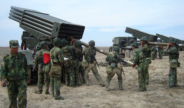 Relatório do Instituto Internacional de Estudos Estratégicos (IISS) mostra que a China continua se armando mais rápido do que outros países, ao ponto de estar, em algumas áreas militares, "em quase paridade com o Ocidente"; "A superioridade tecnológica militar do Ocidente, considerada consolidada, é cada vez mais desafiada", afirma John Chipman, diretor do IISS; China destinou em 2016 um orçamento de 145 bilhões de dólares para a defesa, mais de um terço dos gastos de todo o continente asiático. Muito longe dos Estados Unidos (US$ 604,5 bilhões), mas à frente da Rússia (com US$ 58,9 bilhões), Arábia Saudita (US$ 56,9) e Reino Unido (US$ 52,2)