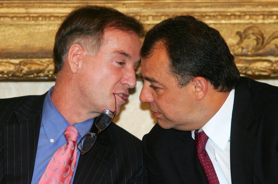 A Polícia Federal indiciou o empresário Eike Batista, o ex-­governador do Rio Sérgio Cabral e mais dez pessoas por suspeita de "lavagem de dinheiro, corrupção ativa e corrupção passiva e organização criminosa"; Eike é suspeito de ter pago uma propina de US$ 16,5 milhões a Cabral, por meio da conta Golden Rock, no TAG Bank do Panamá; segundo a PF, o dinheiro foi transferido através de um contrato fraudulento de intermediação de venda de uma mina de ouro; os indiciamentos fazem parte da Operação Eficiência, um desdobramento da Operação Lava Jato