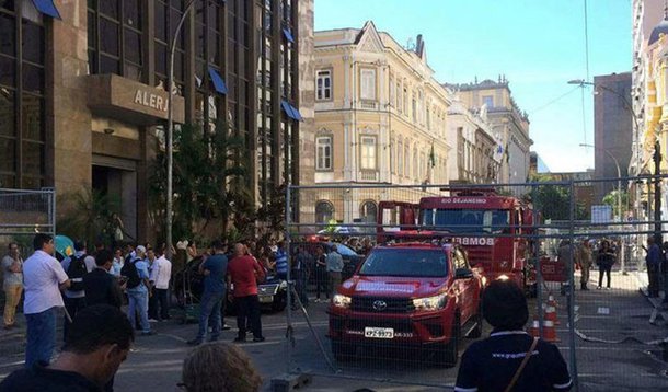 Um princípio de incêndio atingiu a Assembleia Legislativa do Rio de Janeiro (Alerj); o fogo afetou a sala de imprensa e o plenário da Casa, que ficaram tomados de fumaça; de acordo com a assessoria de imprensa da Alerj, o Palácio Tiradentes, onde funciona a Alerjj, foi evacuado e bombeiros estão analisando as causas do incêndio