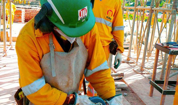 Polícia chilena realizou buscas nos escritórios da construtora brasileira OAS em Santiago em meio a um caso de suposto financiamento irregular a políticos; operação incluía apreensão de registros contábeis da empresa entre os anos 2012 e 2015, conforme autoridades investigam a campanha presidencial do esquerdista Marco Eríquez-Ominami em 2013