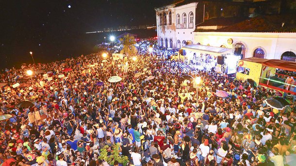 São Luís foi tomada por um mar de gente, puxada pelo cordão do Bloco do Baleiro, última atração do ‘Carnaval de Todos’ na capital, realizado pelo Governo do Maranhão, em parceria com a Prefeitura de São Luís; ao som de Zeca Baleiro e convidados, nem mesmo a chuva forte foi capaz de espantar a multidão alegre e colorida do mais novo circuito carnavalesco ludovicense.