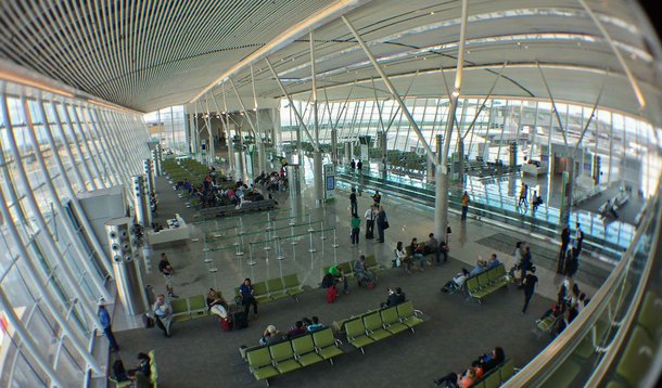 Para a semana do carnaval, de quinta-feira (23) até 2 de março, são esperados 360 mil passageiros em Brasília e estão previstos 69 voos extras no Aeroporto Juscelino Kubitschek; de acordo com a Inframerica, que administra o terminal, a estimativa é de 2.889 pousos e decolagens durante o feriado