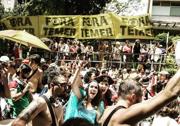 Carnaval de 2017 foi o Carnaval do “Fora, Temer”. Os vídeos chegam por grupos de Whats App, por Facebook, por Twitter, por blogs, mas estão banidos da mídia corporativa, sobretudo pelas TVs. Globo à frente, lógico. Ninguém entende qual é a lógica dessa censura