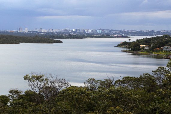 O governo federal liberou R$ 55 milhões para Brasília iniciar as obras de captação emergencial de água do Lago Paranoá; a intervenção consiste em instalar uma estrutura flutuante no lado norte do lago; ela vai distribuir até 700 litros de água por segundo, por meio de seis tanques, a regiões administrativas atendidas pela Barragem do Descoberto