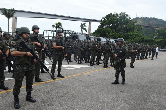 Não é mais exagerado dizer que o golpe civil que sacou Dilma do governo pode ser atropelado por um golpe militar. O que está acontecendo em alguns estados, com destaque especial para o Espírito Santo, que é um dos menores do país, merece uma análise mais responsável daqueles que sabem que quando o caos se instaura, a saída em geral não é pela esquerda