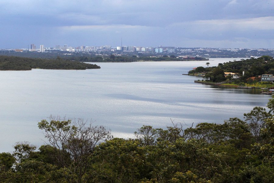 O governo federal liberou R$ 55 milhões para Brasília iniciar as obras de captação emergencial de água do Lago Paranoá; a intervenção consiste em instalar uma estrutura flutuante no lado norte do lago; ela vai distribuir até 700 litros de água por segundo, por meio de seis tanques, a regiões administrativas atendidas pela Barragem do Descoberto