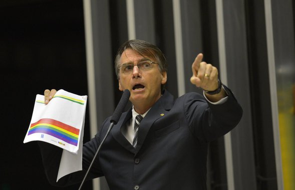 Jornalista Fernando Brito comenta a polêmica em torno do convite e o posterior "desconvite" para palestra do deputado Jari Bolsonaro (PSC) no clube Hebraica de São Paulo; "Os promotores de Bolsonaro são outros e muitos deles se dizem, inclusive, chocados com a brutalidade do nosso caricato “Rambo” da extrema direita. Bolsonaro é filho da mídia que sempre estimulou a selvageria, primeiro nas suas periferias “popularescas” e, de alguns anos para cá, nos espaços mais nobres de sua orientação política"