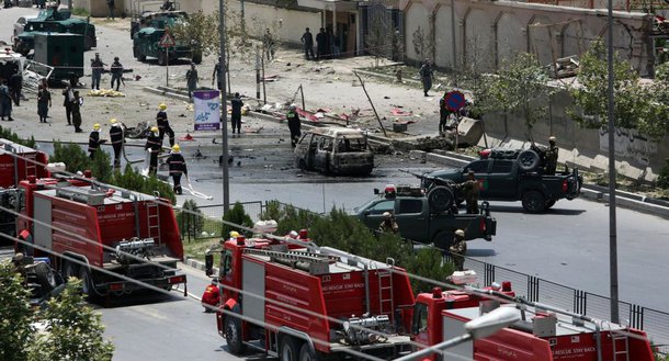 Uma forte explosão atingiu nesta segunda-feira, 13, um ônibus no centro de Cabul, na hora da saída do trabalho, formando uma espessa coluna de fumaça negra, informou um porta-voz da polícia; representante do Ministério do Interior afegão Sediq Sediqqi, em seu perfil no Twitter, publicou que uma mulher morreu e 8 pessoas ficaram feridas